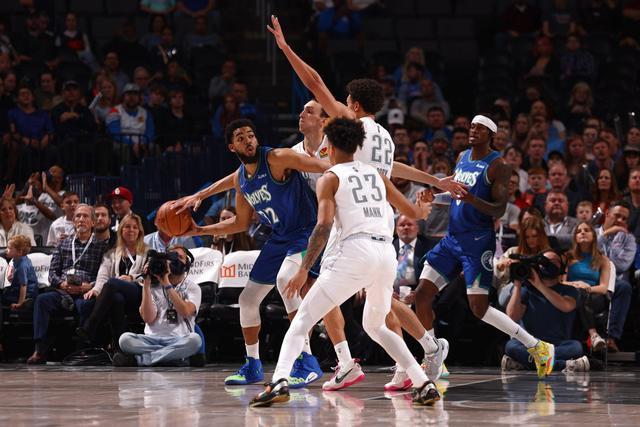  唐斯三分雨森林狼主场大胜活塞战队